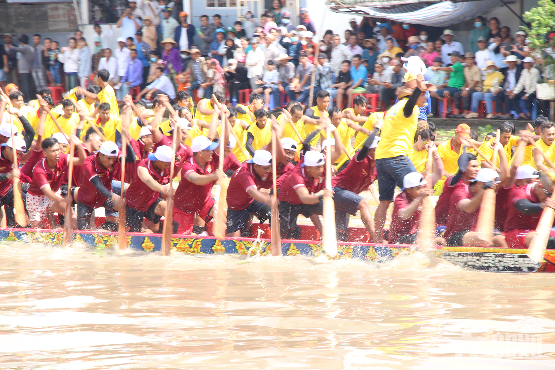 Cà Mau: Sôi động giải đua ghe Ngo chào mừng Ngày thành lập Quân đội nhân Việt Nam